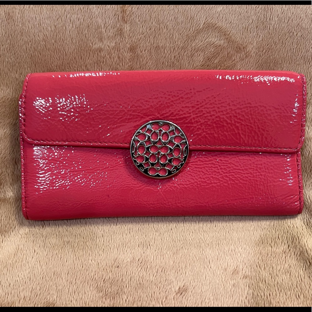 Excellent used condition coach wallet. Soft leather